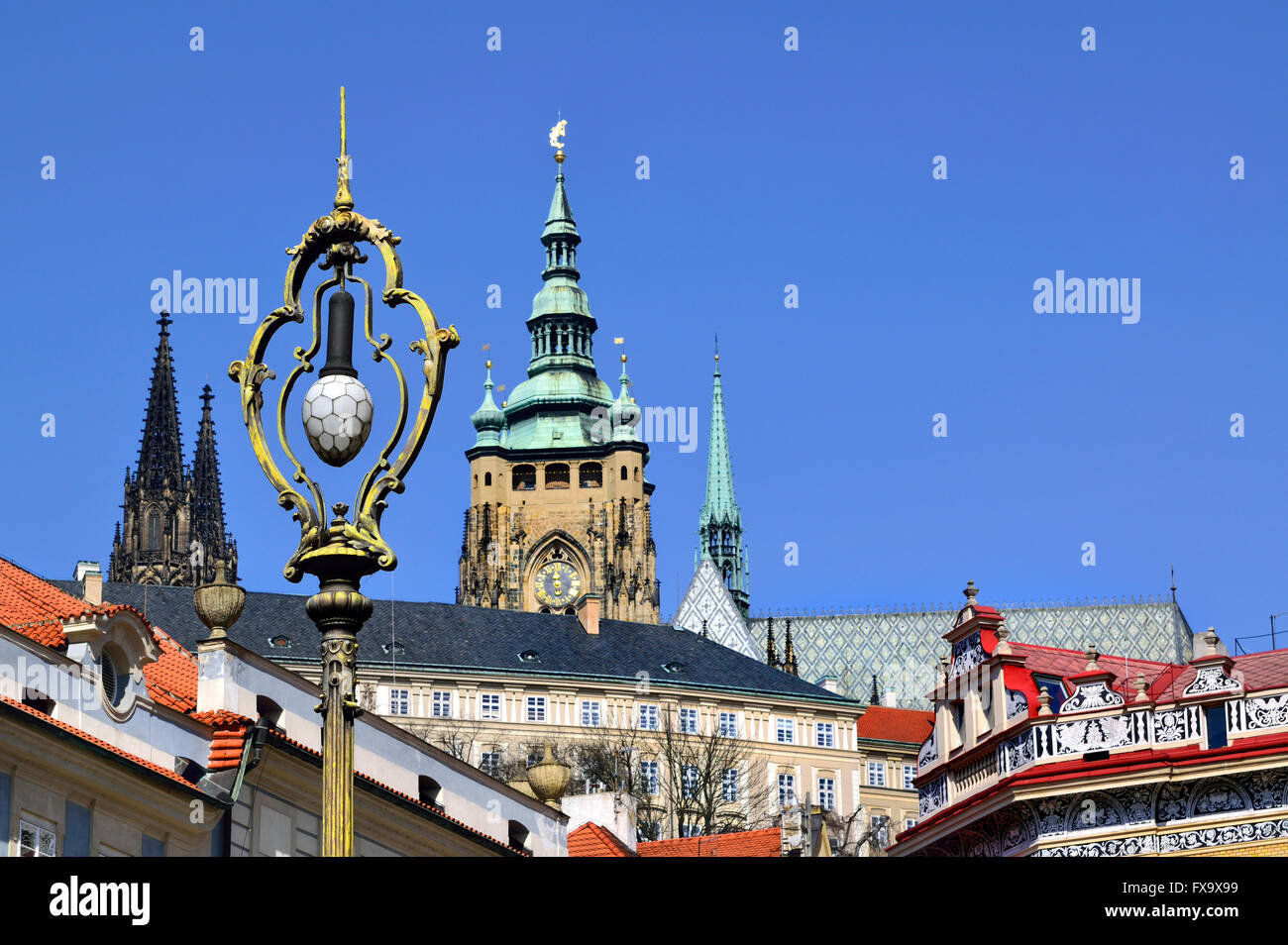 Praga, Repubblica Ceca. La Cattedrale di San Vito e il Castello visto da Malostranske namesti (Lesser Town Square) lampione elettrico Foto Stock
