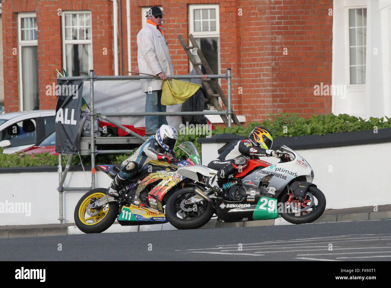 Giovedì 13 Maggio 2014 - Vauxhall internazionale Nord Ovest 200. Gare serali - Supertwin qualifiche - Timothee Monot (29) e Paolo Shoesmith (111) a York angolo sul famoso circuito del triangolo. Foto Stock