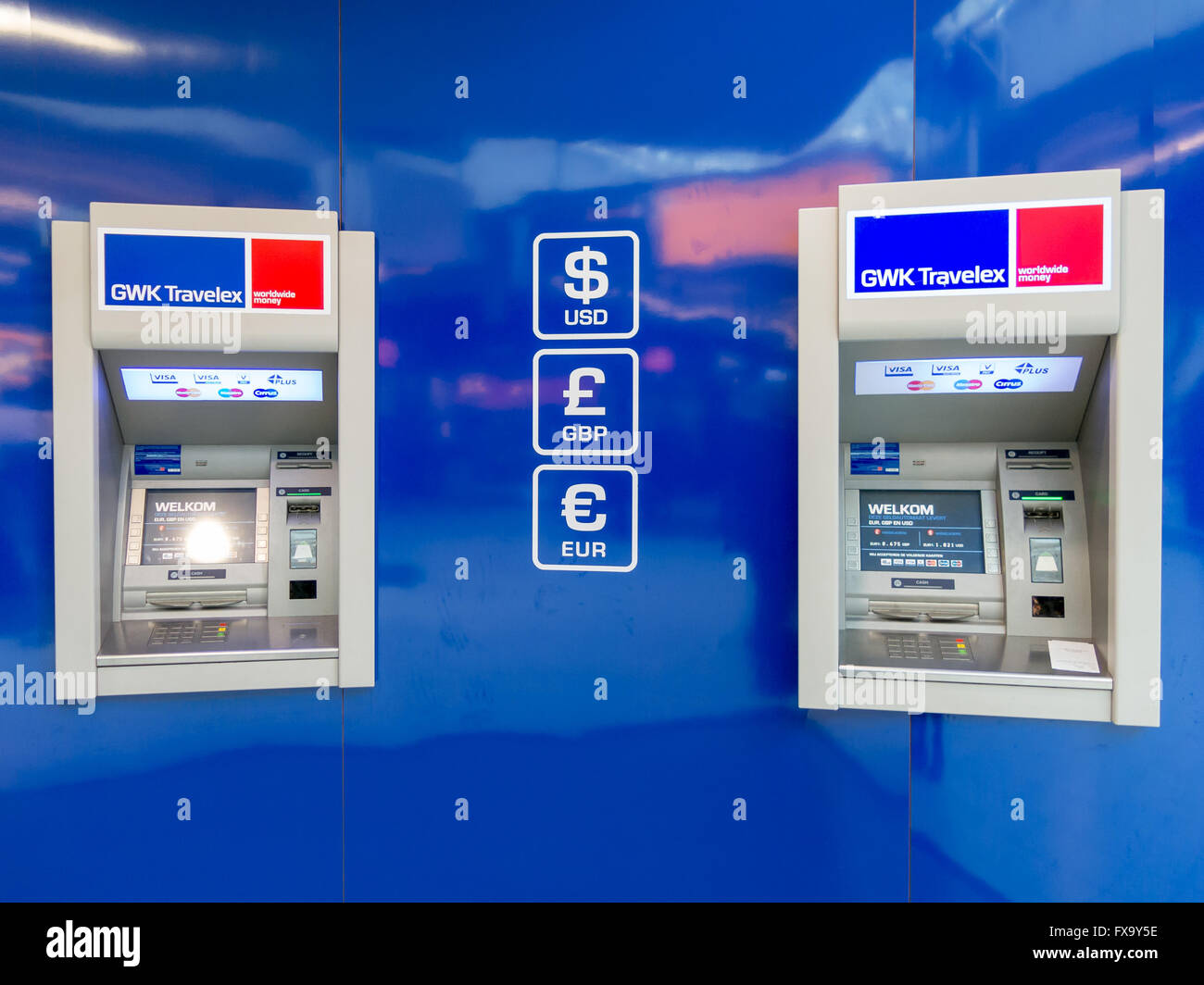 Macchina ATM per denaro contante e cambio valuta a Schiphol Plaza, Aeroporto di Amsterdam, Paesi Bassi Foto Stock