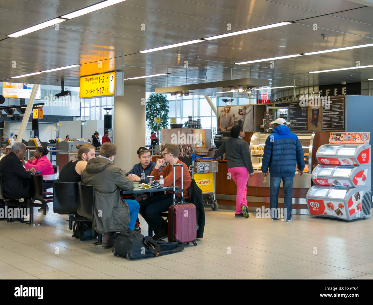 Le persone al bar caffetteria in attesa all'Aeroporto di Amsterdam Schiphol, Paesi Bassi Foto Stock