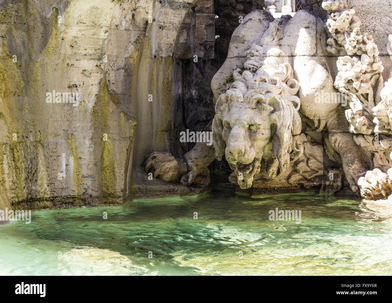 Statua di un leone in prossimità dell'acqua Foto Stock