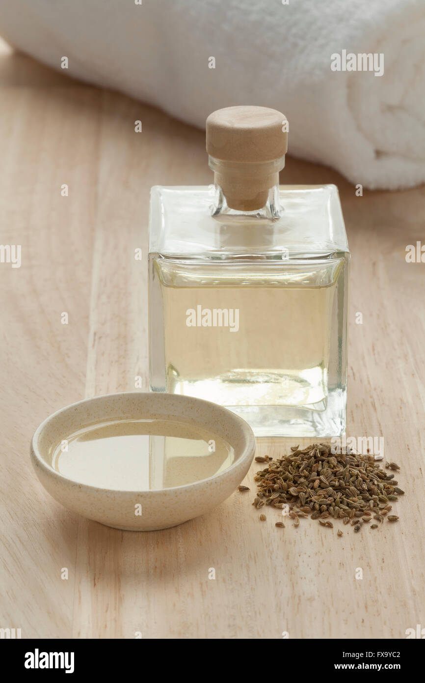 Bottiglia con olio di anice e semi per aroma terapia Foto Stock