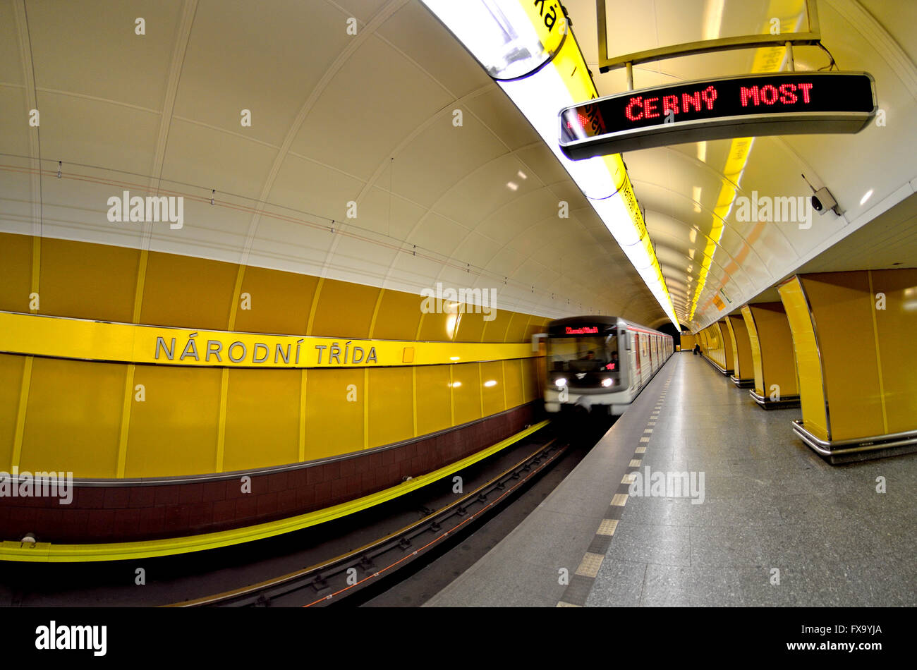 Praga, Repubblica Ceca. Metro (metropolitana) stazione Narodni Trida piattaforma - treno in arrivo, direzione Cerny Most Foto Stock
