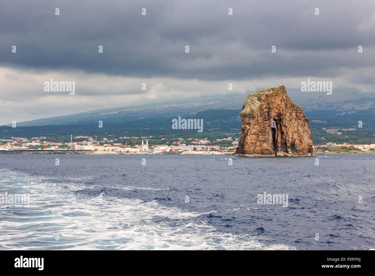 Grande roccia monolitica all'entrata del porto di Horta, Faial, Azzorre Foto Stock
