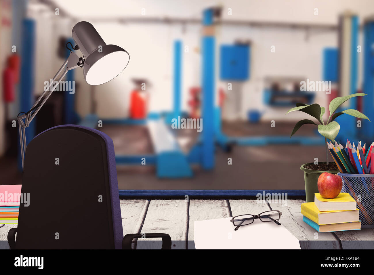 Immagine composita di una scrivania con lampada e documenti Foto Stock