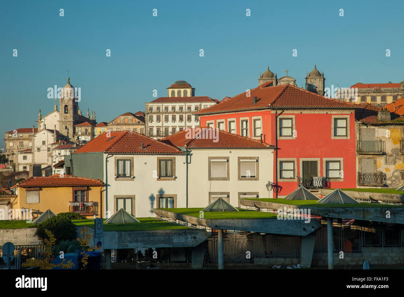 Gli edifici colorati di Ribeira, Porto "città vecchia", Portogallo. Foto Stock
