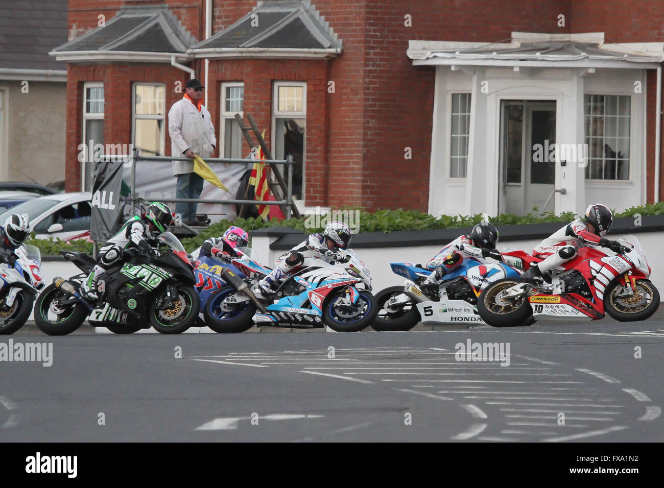 Giovedì 13 Maggio 2014 - Vauxhall internazionale Nord Ovest 200. Gare serali - Superstock qualifiche - Conor Cummins (10), Bruce Anstey (5), Simon Andrews (8), Lee Johnston e Gary Johnson (7) andando a York angolo sul famoso circuito del triangolo. Foto Stock