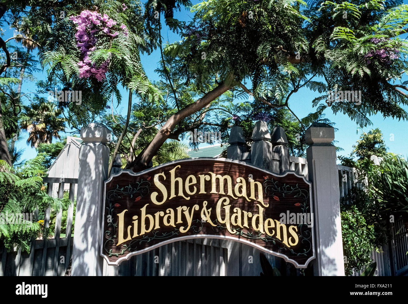 Sherman Library & Giardini in Corona del Mar, Orange County, California, Stati Uniti d'America, è un unica attrazione turistica con piante provenienti da tutto il mondo e di visibilità storica nel sud-ovest del Pacifico. Sherman Gardens assomigliano a un museo di piante vive che sono visualizzate nel mezzo di fontane, sculture e fiori stagionali. Questa oasi botaniche dispone di Rose, erbe, cactus e giardini giapponesi, nonché una Grotta delle Felci e una pianta tropicale giardino d'inverno. In Sherman Libreria del po' adobe house sono le esposizioni temporanee che illustrano la zona del Pacifico sud-ovest del patrimonio. Foto Stock