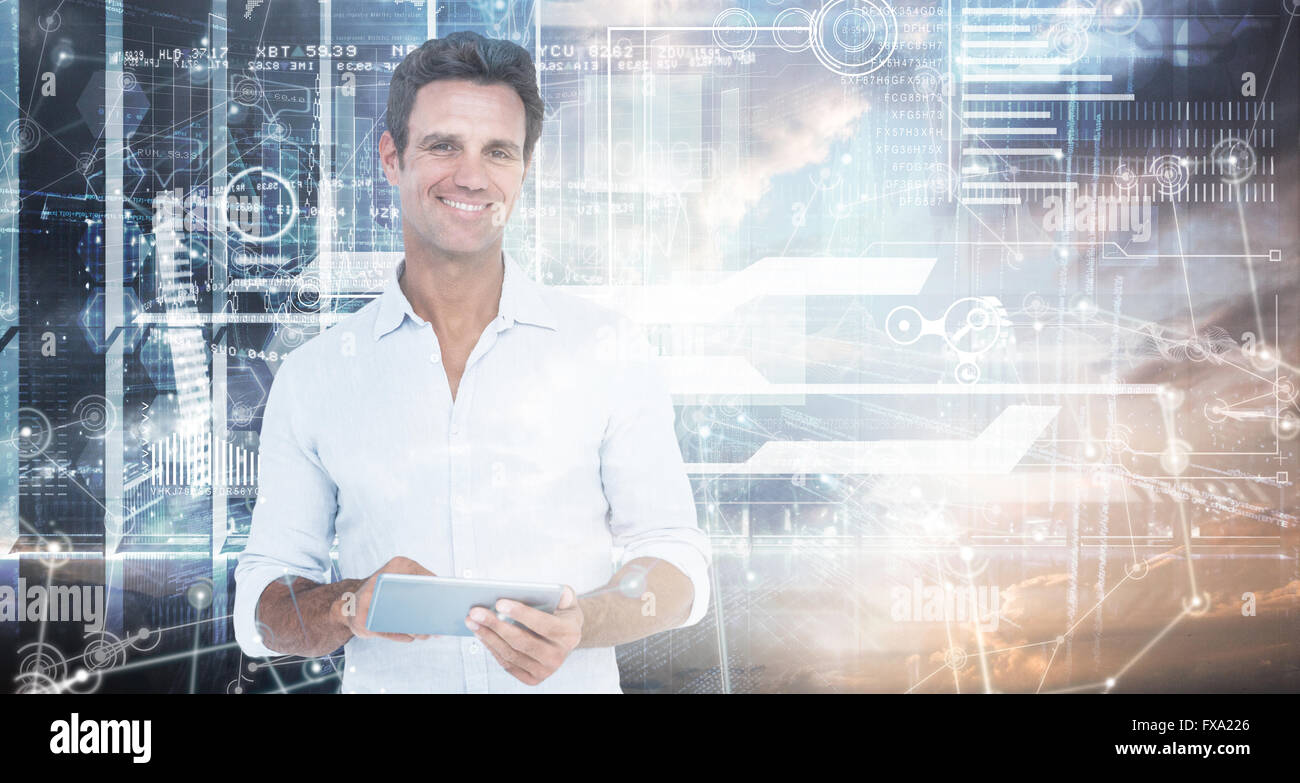 Immagine composita del ritratto di uomo sorridente con tavoletta digitale Foto Stock
