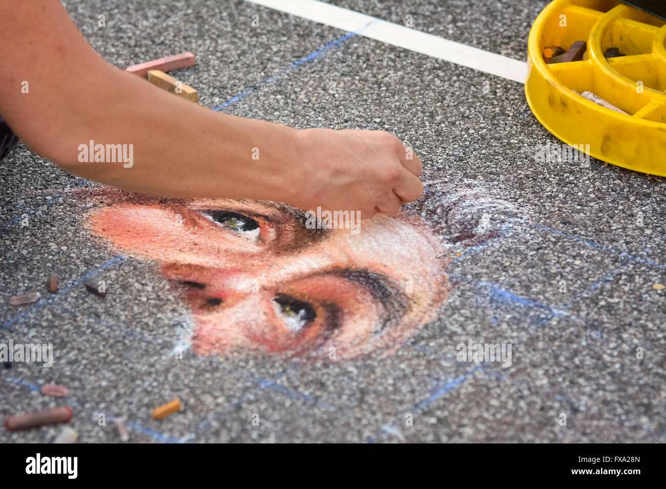 Dettaglio di un artista che dipinge scene religiose sul marciapiede Foto Stock