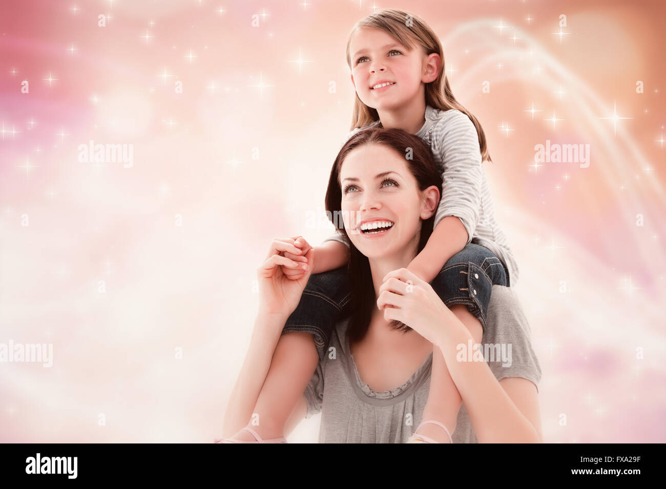 Immagine composita di allegro madre dando piggyback ride a sua figlia Foto Stock