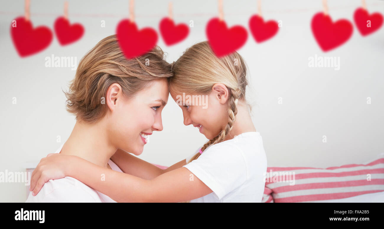Immagine composita della madre e figlia la tenuta di ciascun altro Foto Stock