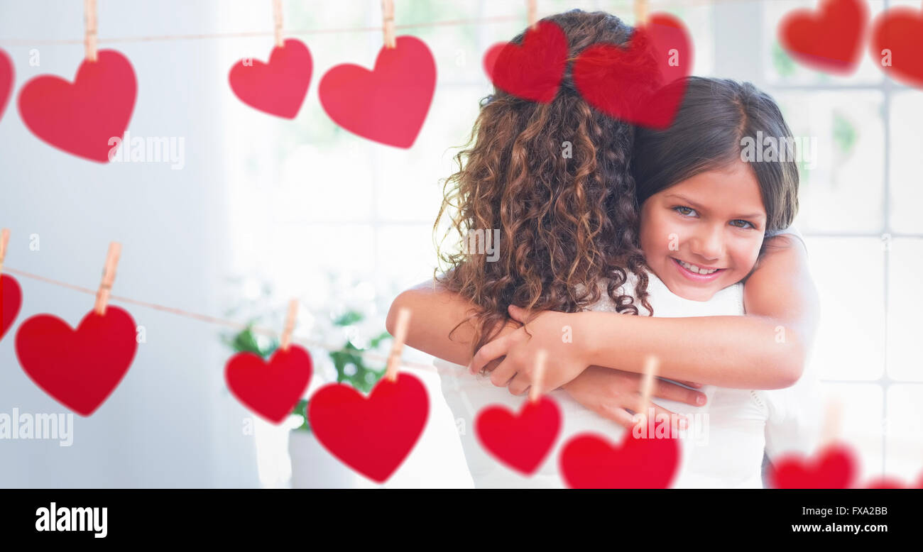 Immagine composita della madre e figlia la tenuta di ciascun altro Foto Stock