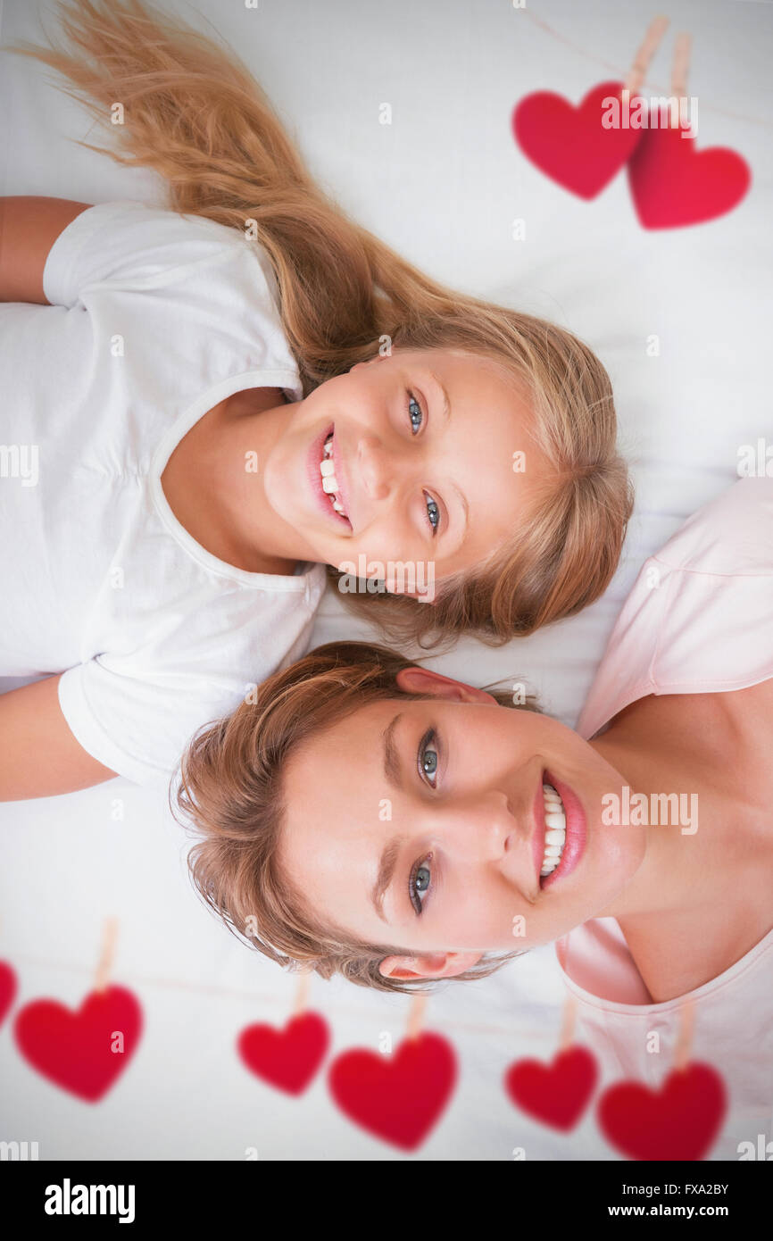 Immagine composita di cuori appesi su una linea Foto Stock