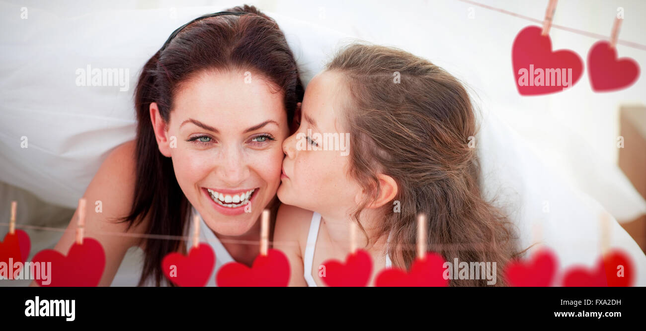 Immagine composita della madre e figlia divertirsi sul letto Foto Stock