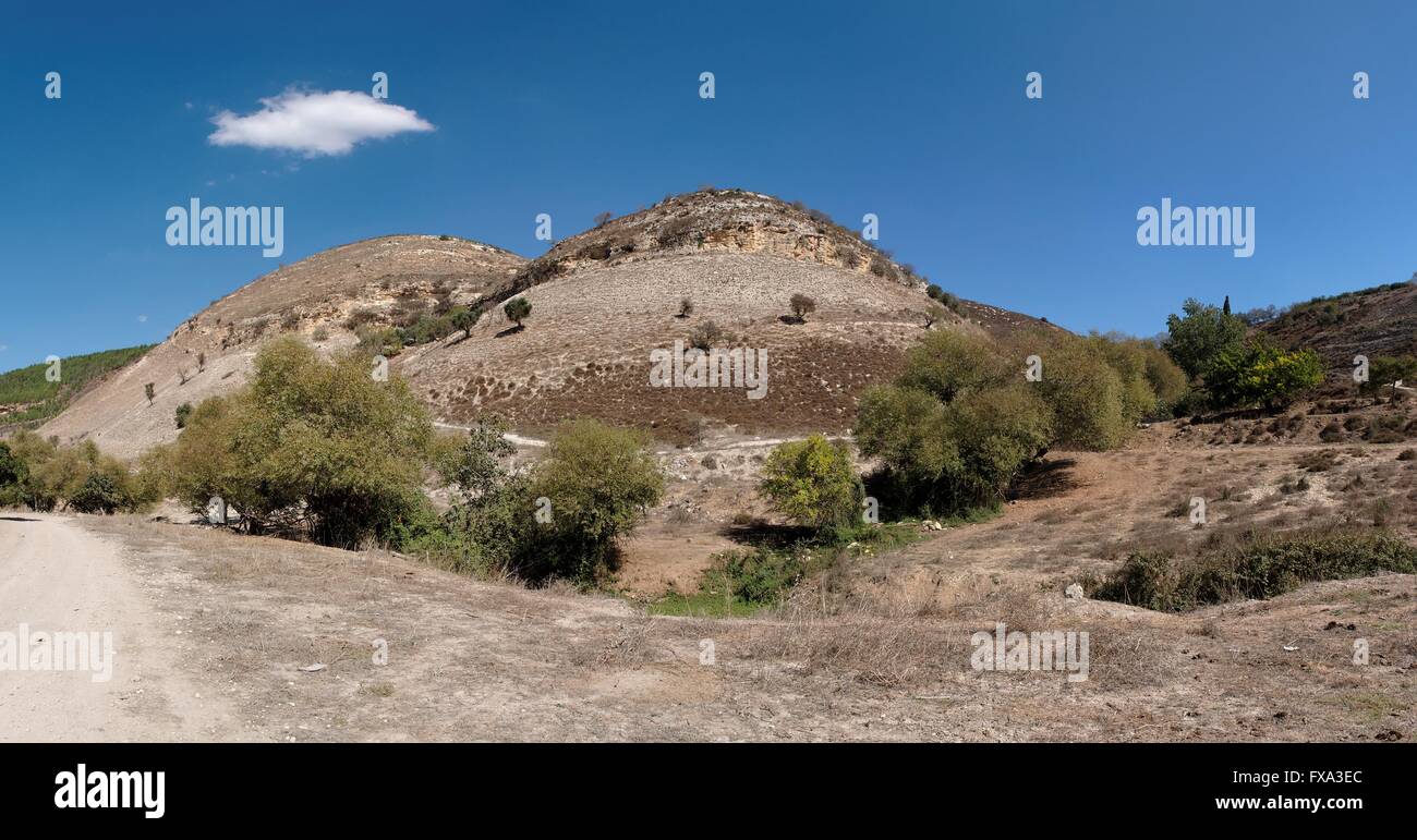 Twin round colline tra paesaggio mediterraneo Foto Stock