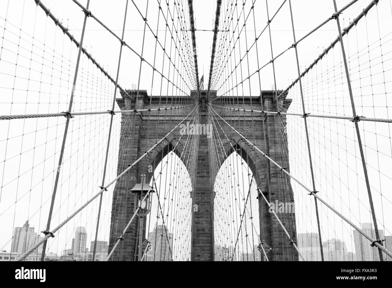 Il Ponte di Brooklyn oltre l'East River tra Brooklyn e Manhattan, New York, New York, Stati Uniti d'America. Foto Stock