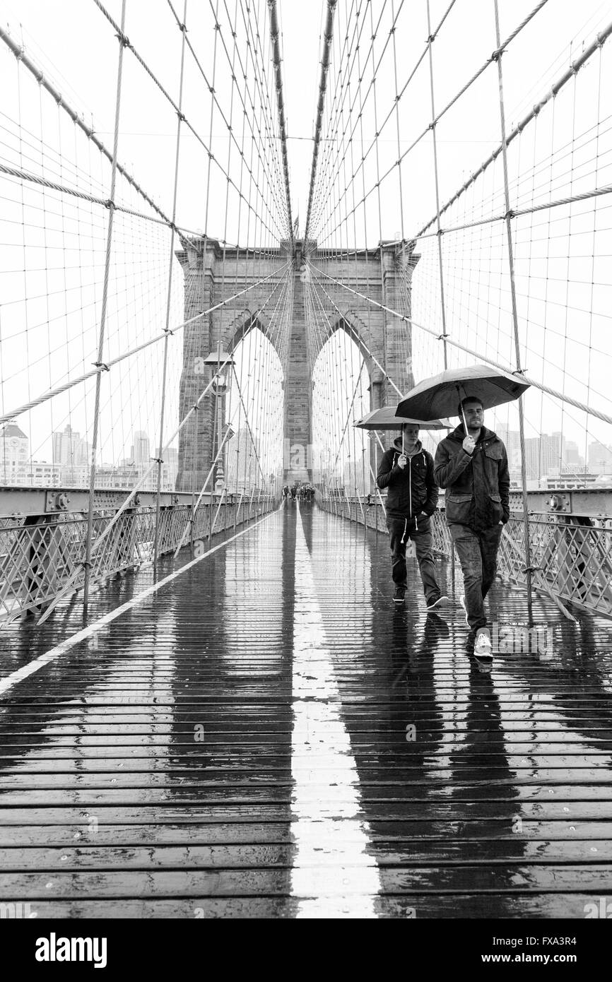 Il Ponte di Brooklyn oltre l'East River tra Brooklyn e Manhattan, New York, New York, Stati Uniti d'America. Foto Stock