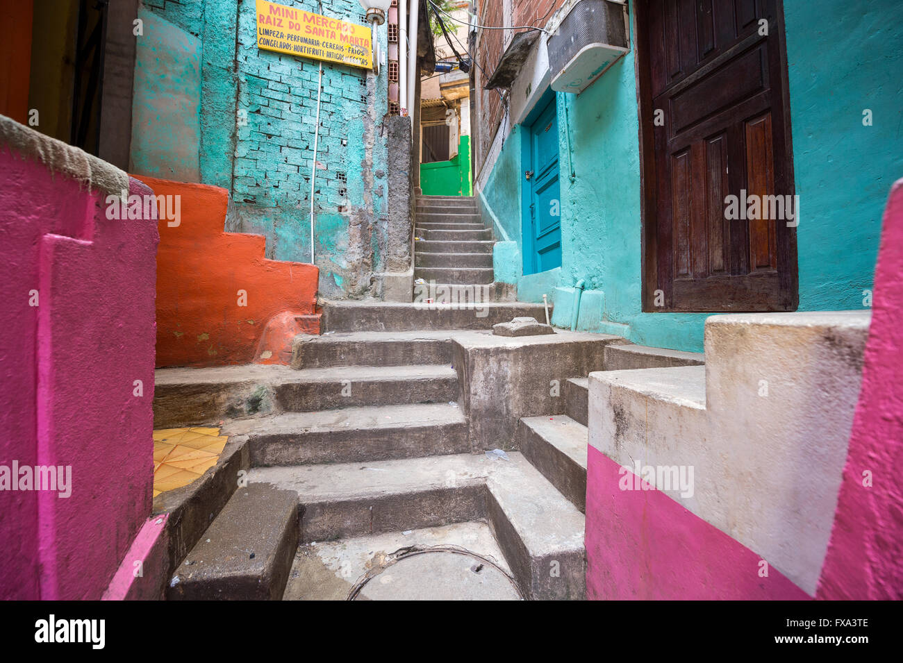 RIO DE JANEIRO - MARZO 31, 2016: scala colorata al Santa Marta comunità (favela), che è diventata una meta turistica molto destin Foto Stock