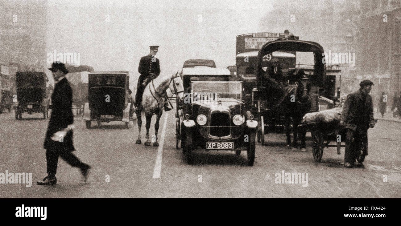 La prima linea di bianco per essere fissate in una strada di Londra come un esperimento nel risolvere i problemi di congestione del traffico, che nel 1924 erano acute. Foto Stock