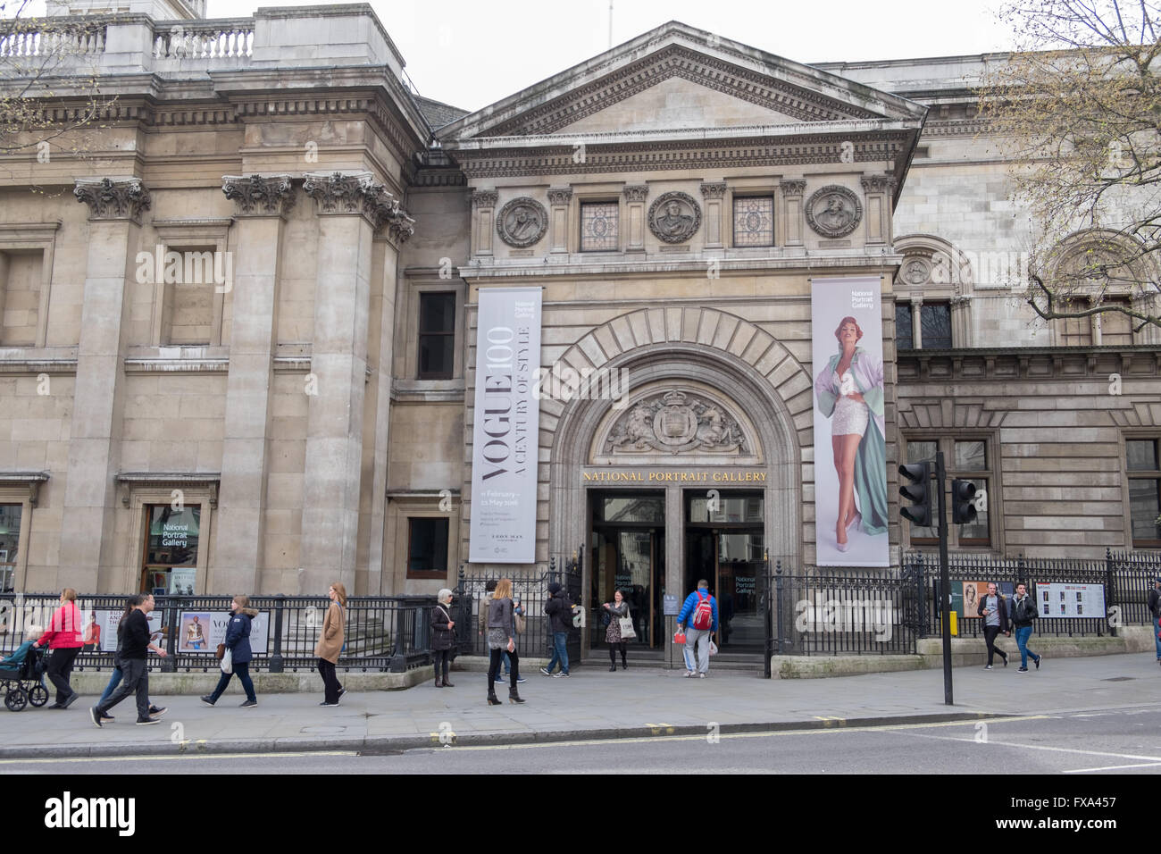 Ingresso alla National Portrait Gallery di Charing Cross Road, Londra, Inghilterra, Regno Unito Foto Stock