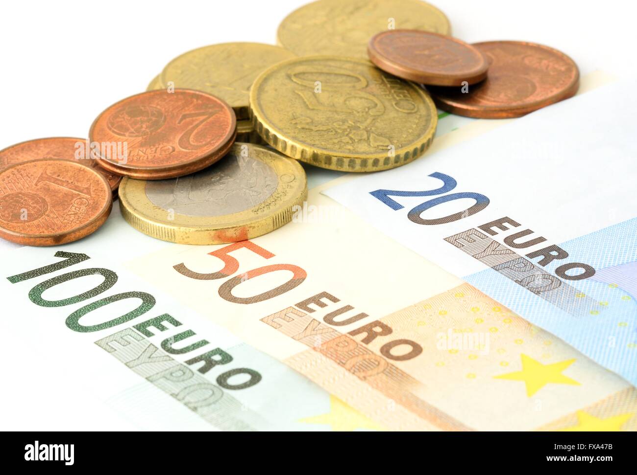Unione Europea le banconote e le monete in euro su sfondo bianco. Valuta Euro. Monete metalliche in euro. Banconote in euro. 100 Euro. 50 Euro. 20 Euro. Unione europea Foto Stock