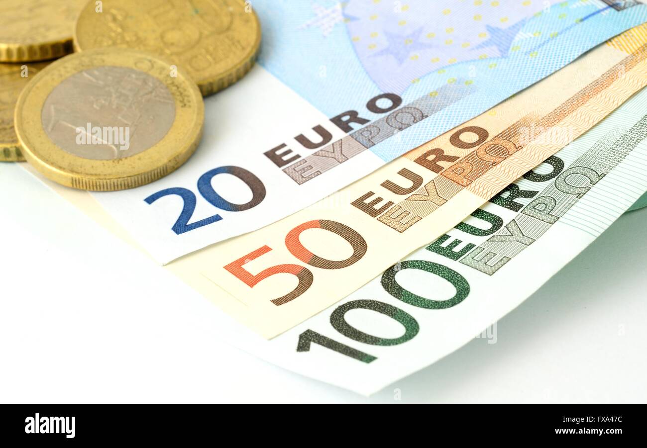 Unione Europea le banconote e le monete in euro su sfondo bianco. Valuta Euro. Monete metalliche in euro. Banconote in euro. 100 Euro. 50 Euro. 20 Euro. Unione europea Foto Stock