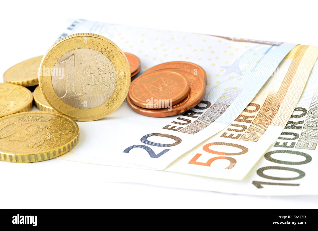Unione Europea le banconote e le monete in euro su sfondo bianco. Valuta Euro. Monete metalliche in euro. Banconote in euro. 100 Euro. 50 Euro. 20 Euro. Unione europea Foto Stock