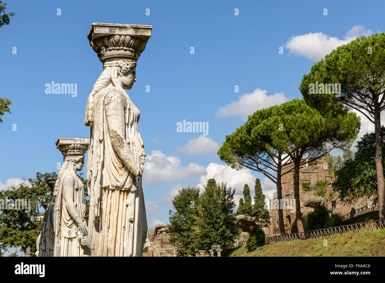 Le antiche rovine di Villa Adriana(Canopus, statue rivolta verso il cielo), Tivoli, Italia Foto Stock