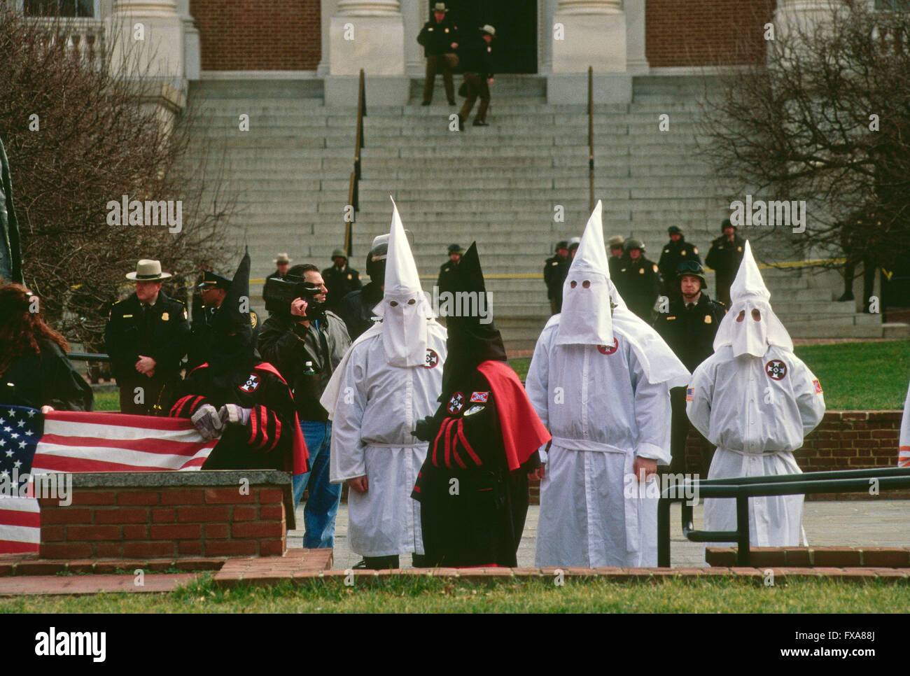 Annapolis, Maryland, USA, 7 febbraio, 1998 KKK membri detengono un rally presso la casa di stato in Annapolis Credito: Mark Reisntein Foto Stock