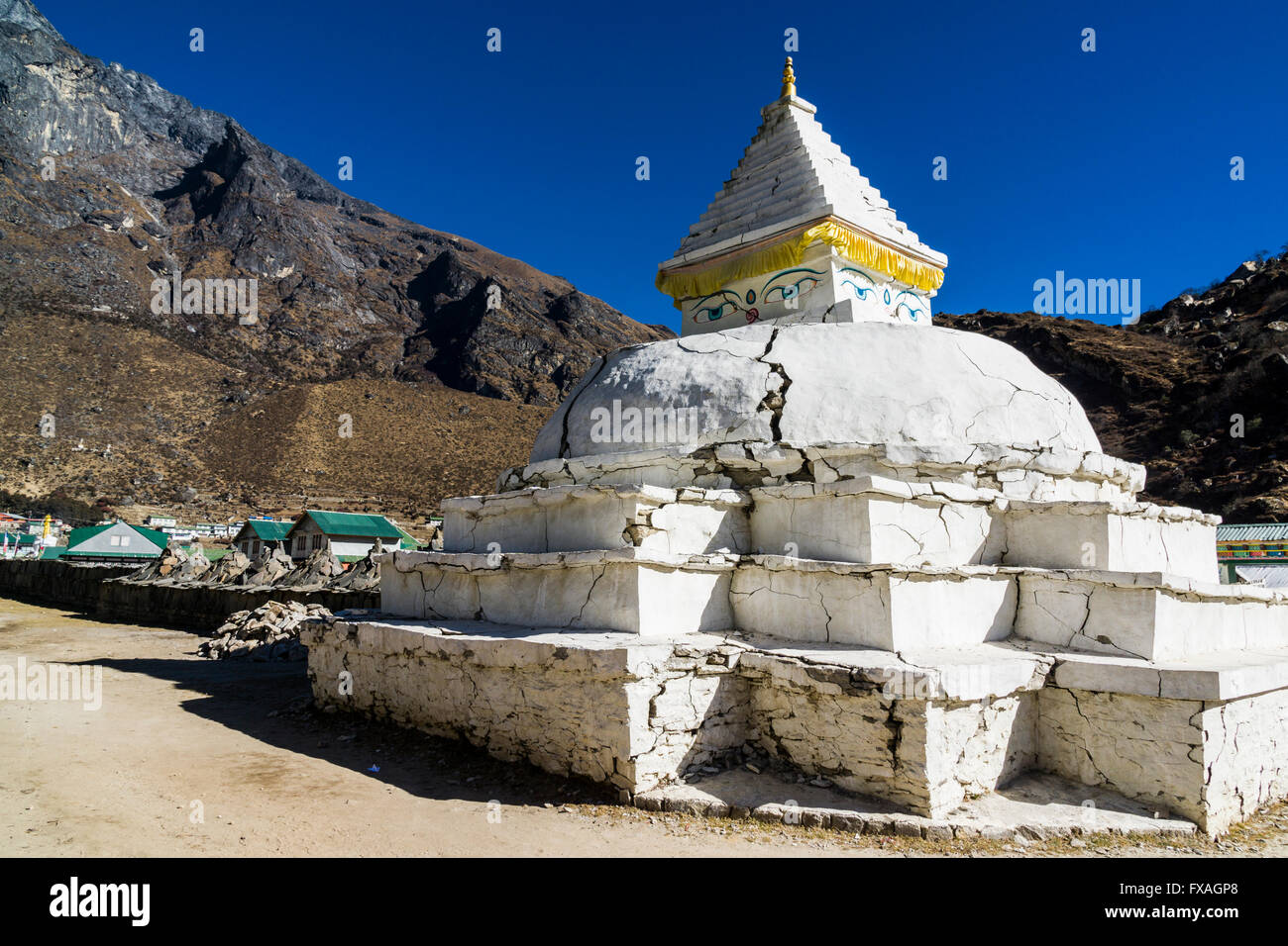 Stupa del villaggio di Khumjung, danneggiata dal terremoto del 2015, Khumjung, Solo Khumbu, in Nepal Foto Stock