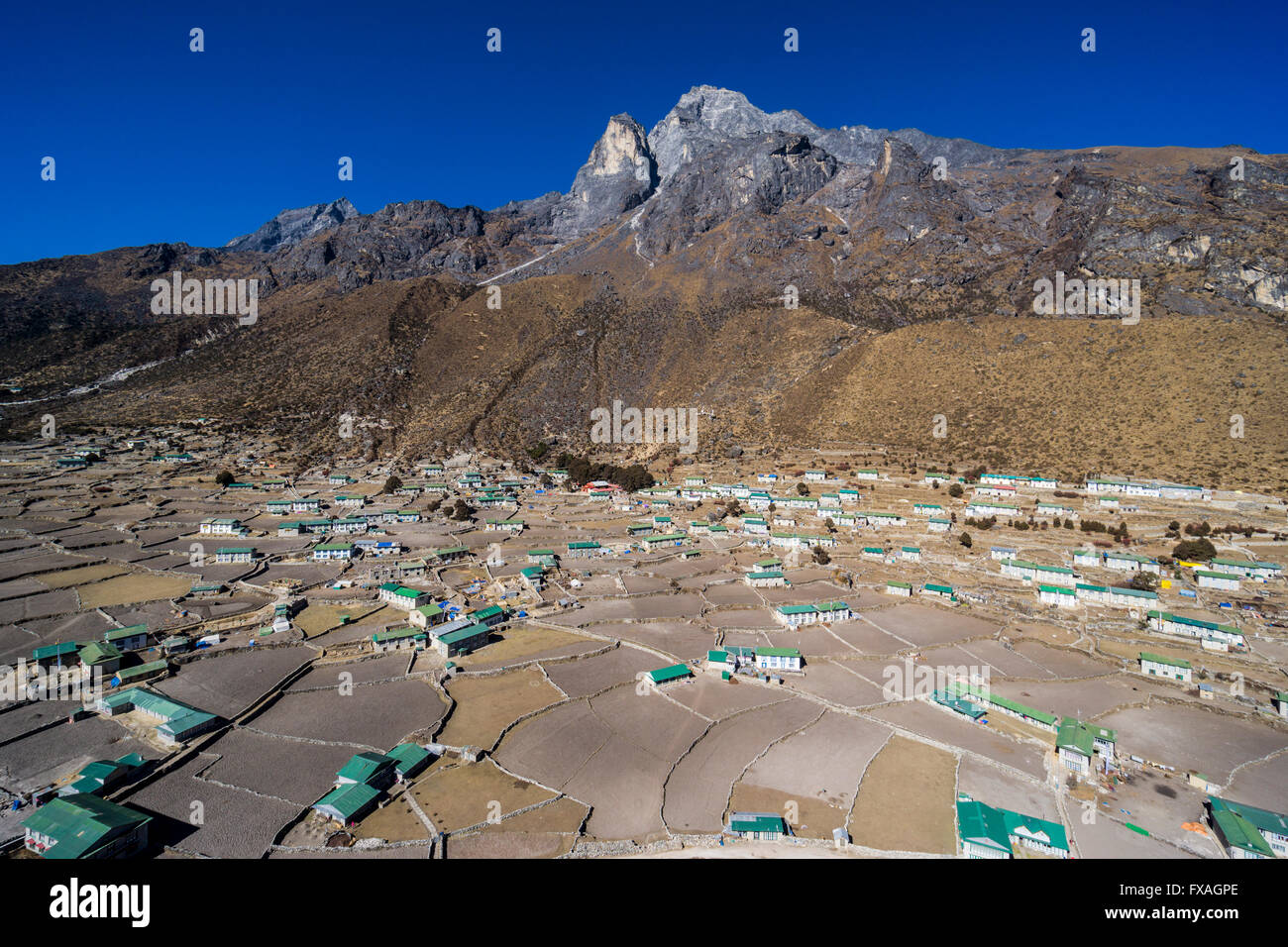 Sparso villaggio agricolo con campi e case di contadini in una alta valle, Khumjung, Solo Khumbu, in Nepal Foto Stock