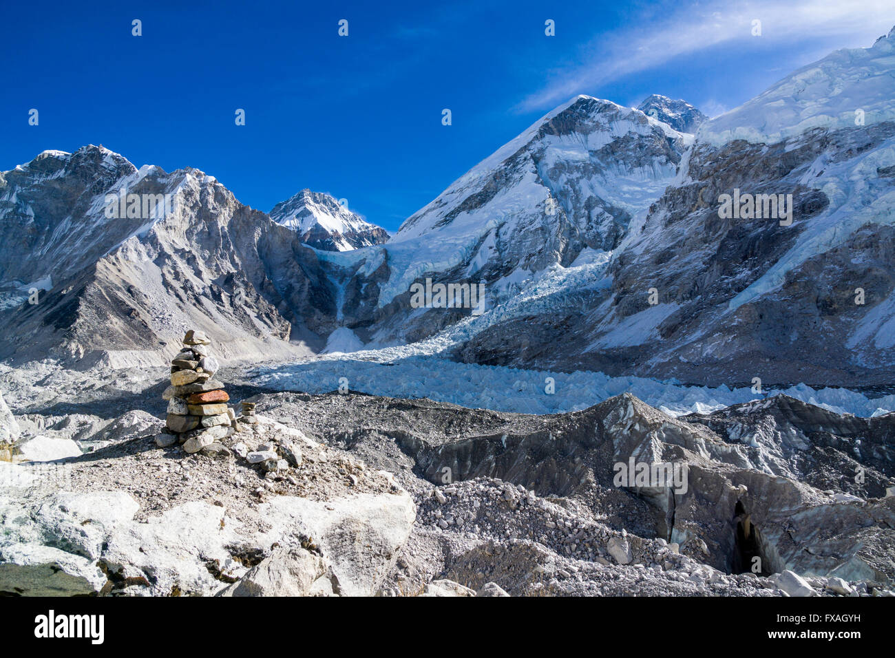 Vista attraverso il ghiacciaio Kumbhu verso il ghiacciaio Kumbhu, Khumbutse (6665m) montagna dietro, Gorakshep, Solo Khumbu, in Nepal Foto Stock