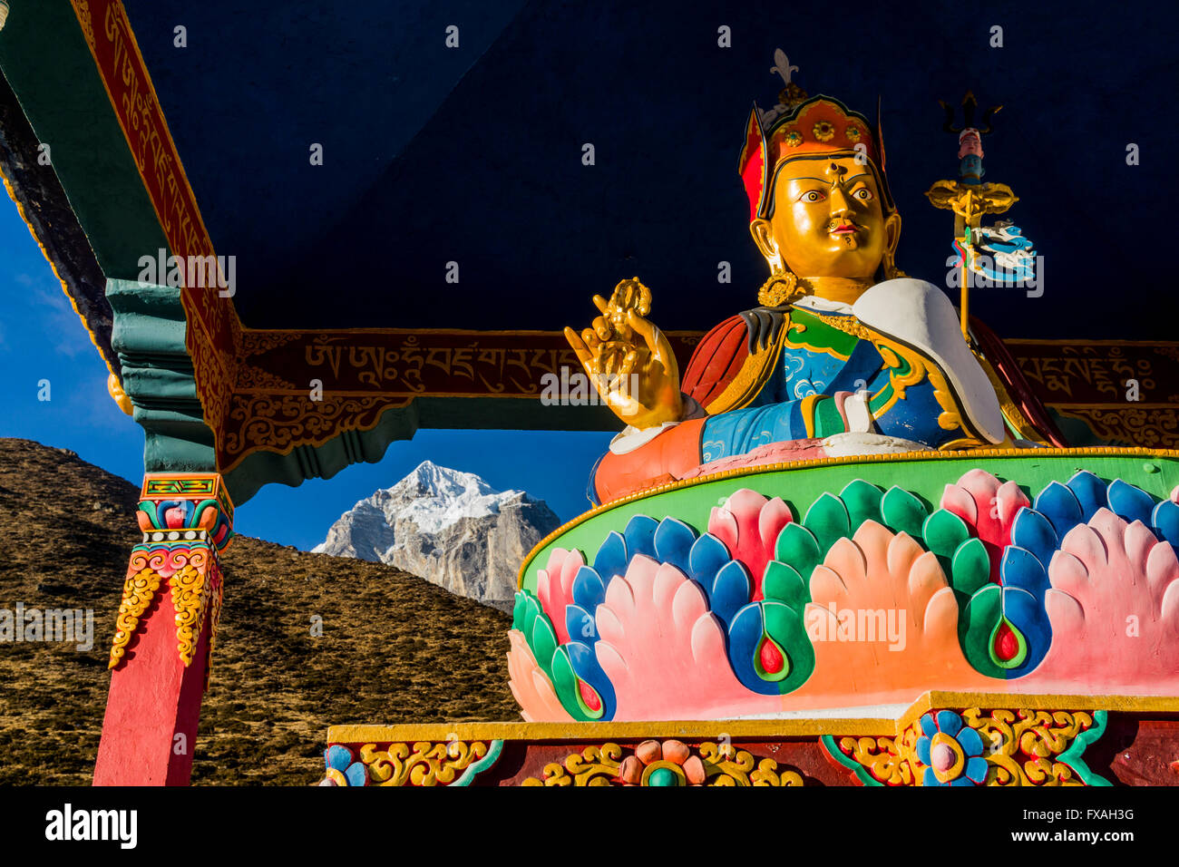 La colorata statua di Padmasambhava, situato sul pendio di una collina, Pangboche, Solo Khumbu, in Nepal Foto Stock