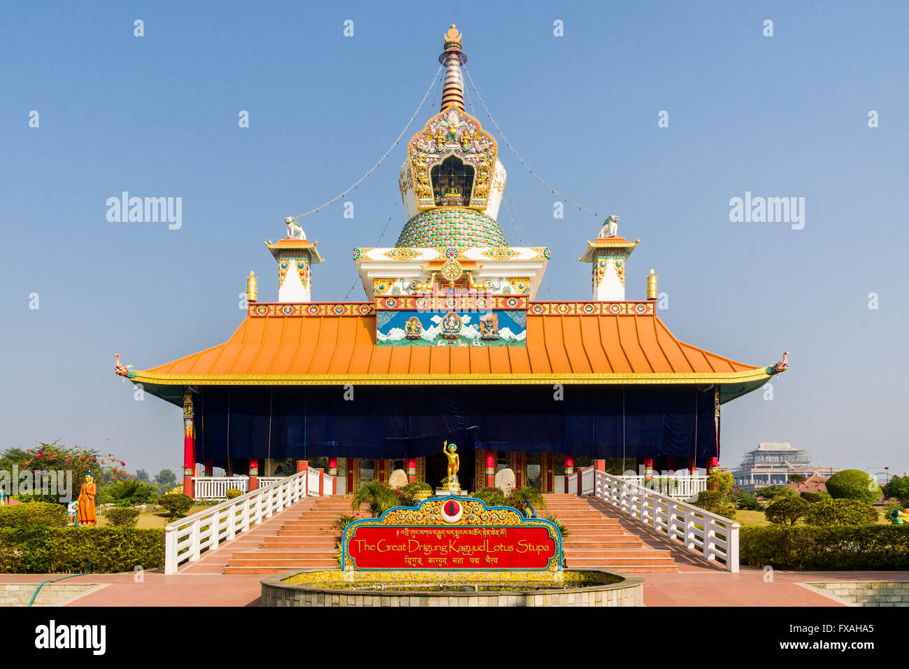 Grande Drigung Kagyud Lotus Stupa, uno dei molti international templi buddisti che circonda il luogo di nascita di Buddha Siddharta Foto Stock