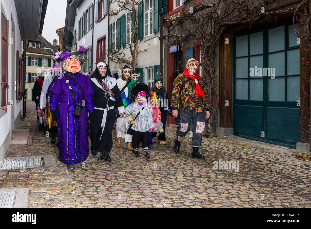 Molti e diversi gruppi di persone mascherate a piedi attraverso le strade di Basilea, 3 giorni e 3 notti, il Carnevale di Basilea, alla riproduzione di musica Foto Stock