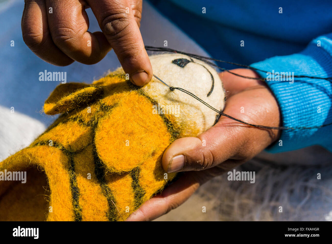 Le mani di una donna che lavorano su un feltro scarpe, Kathmandu, Kathmandu, Nepal Foto Stock
