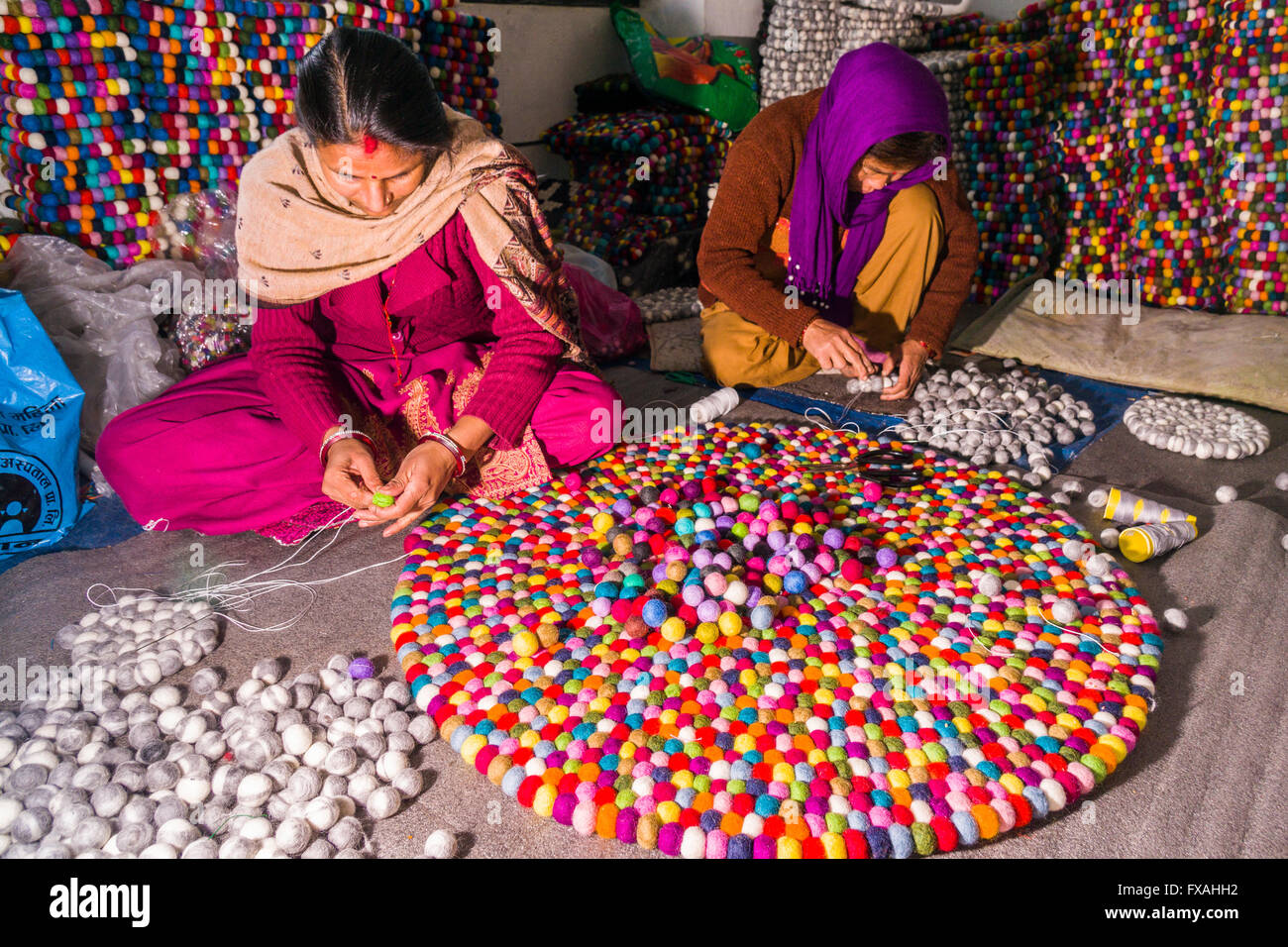 Le donne sono la produzione di un tappeto di feltro sfere,, Kathmandu, Nepal Foto Stock