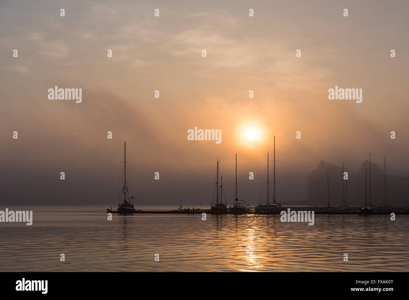 Sunrise nel porto della città di Rostock (Germania) Foto Stock