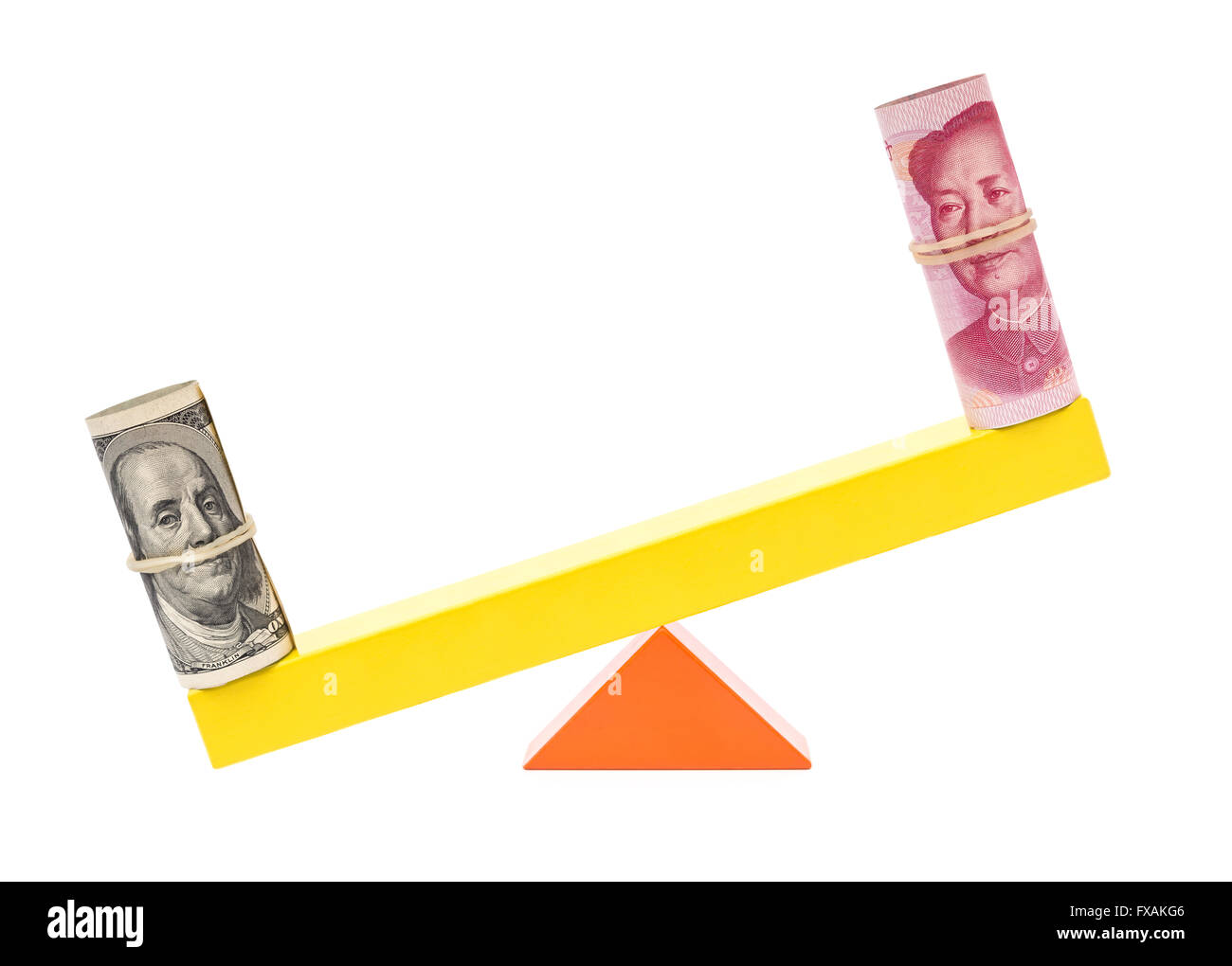 Usd più pesante di rmb su teeterboard su sfondo bianco Foto Stock