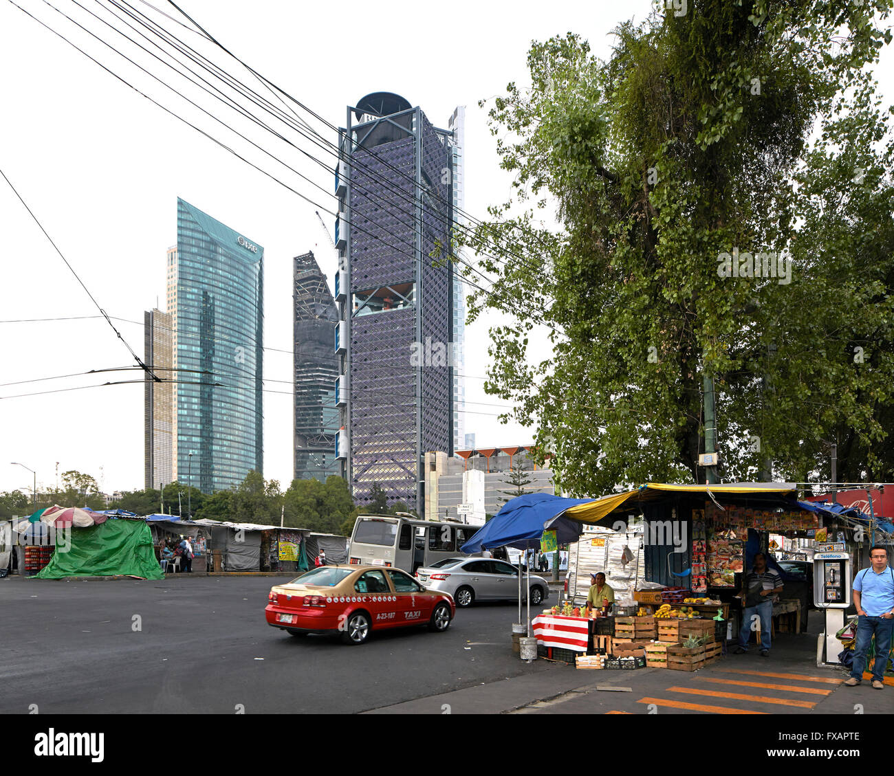 Vista candidi intorno a torre da deposito autobus/area di mercato nel tardo pomeriggio. BBVA sede, di Città del Messico. Architetto: Rogers St Foto Stock