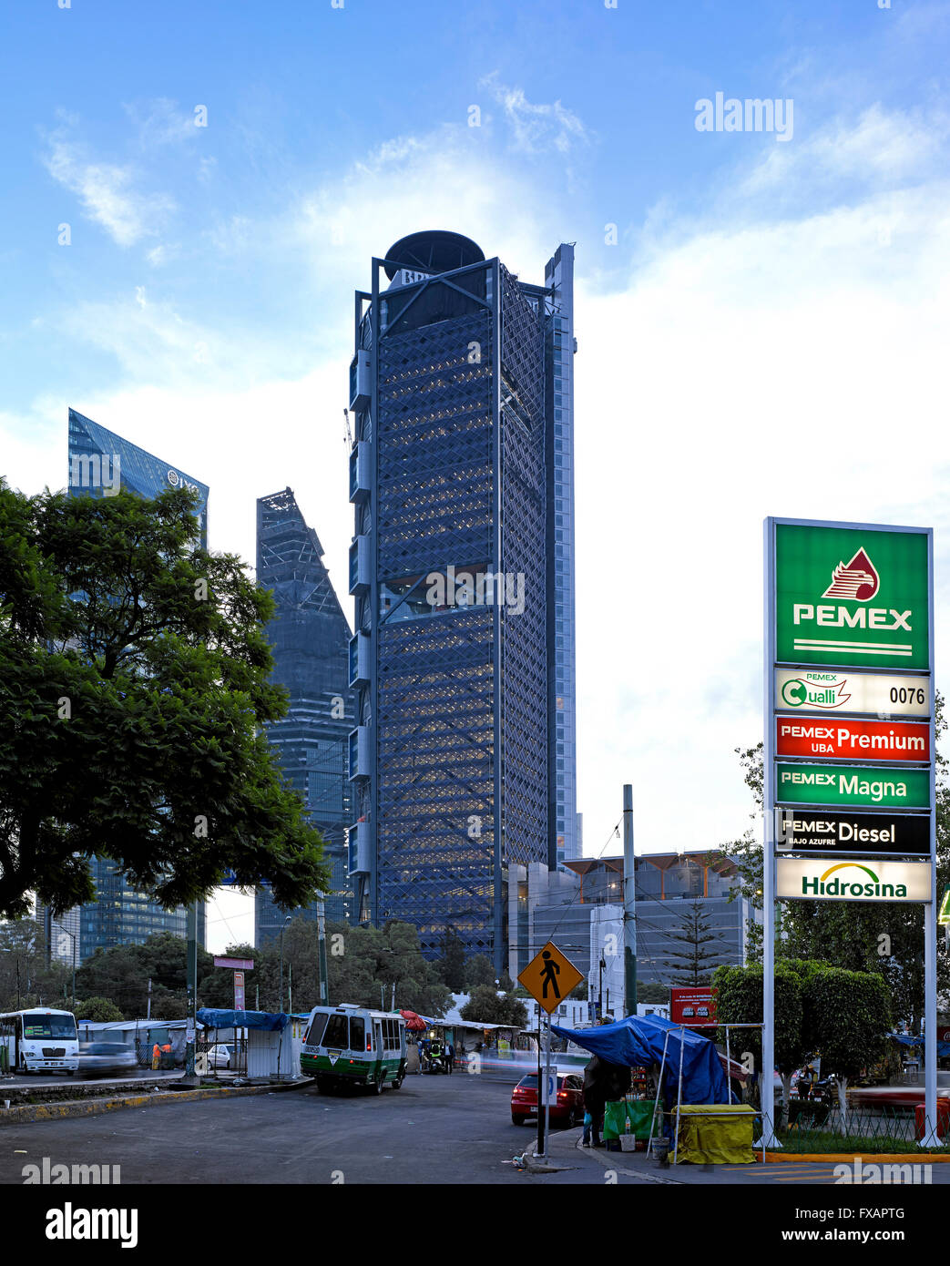 Vista candidi intorno a torre da deposito autobus/area di mercato verso il tramonto. BBVA sede, di Città del Messico. Architetto: Rogers mescolare Foto Stock
