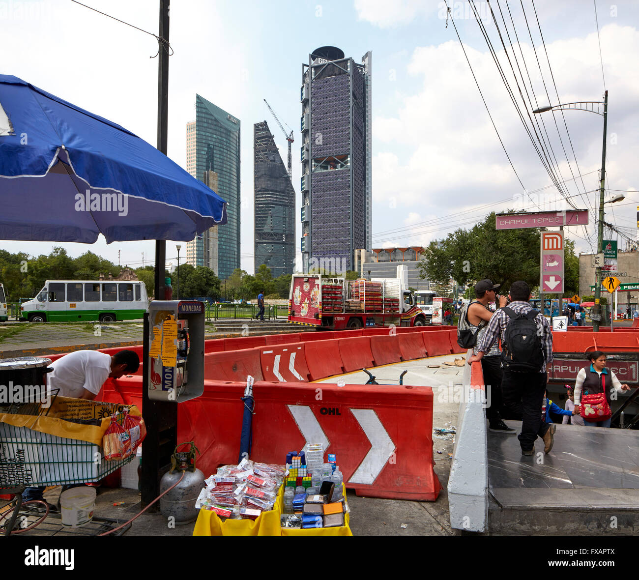 Vista candidi intorno a torre da deposito autobus/area di mercato. BBVA sede, di Città del Messico. Architetto: Rogers Stirk Harbour + P Foto Stock