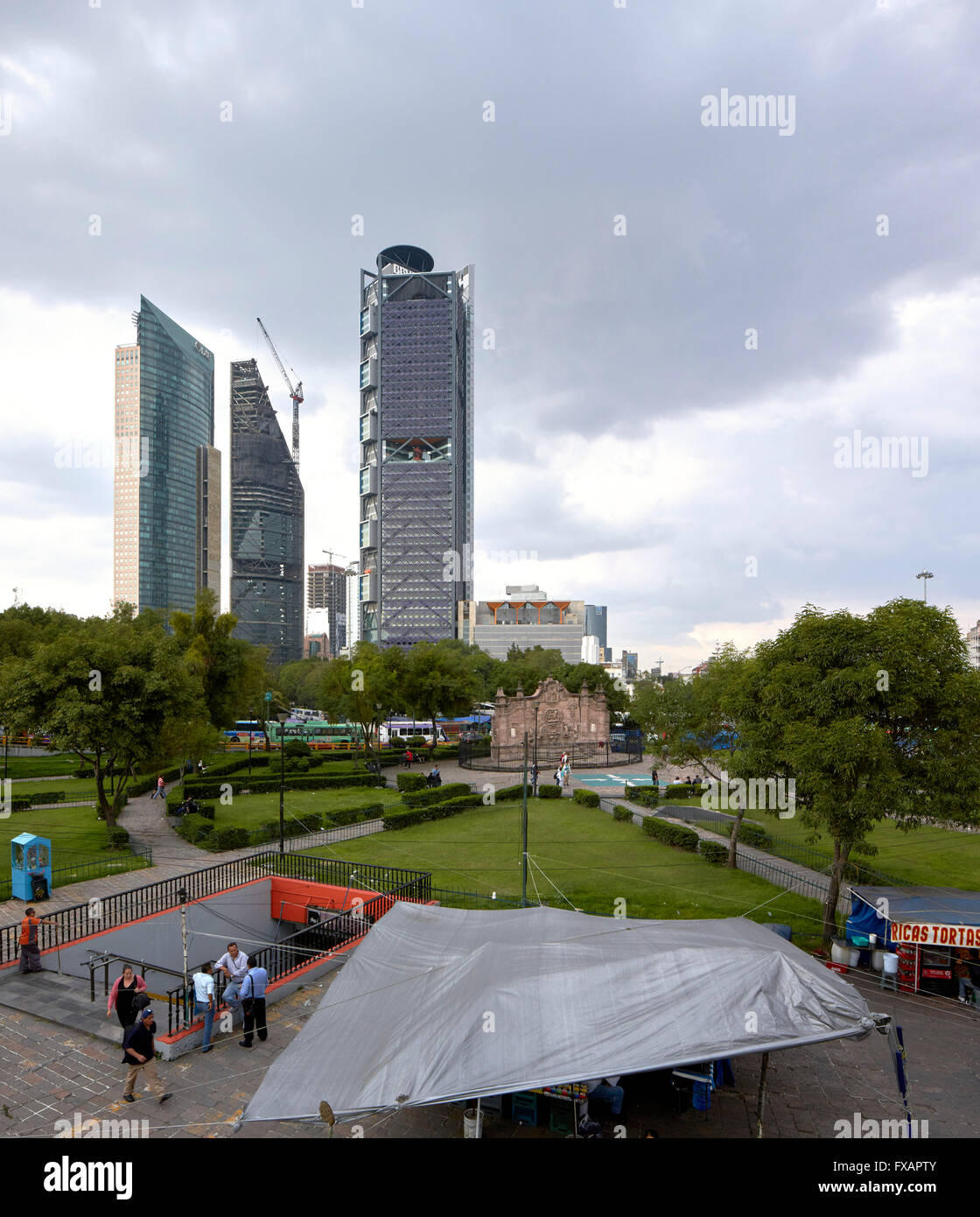 Vista candidi intorno a torre da deposito autobus/area di mercato. BBVA sede, di Città del Messico. Architetto: Rogers Stirk Harbour + P Foto Stock