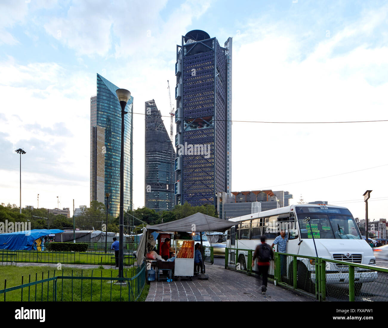 Vista candidi intorno a torre da deposito autobus/area di mercato verso il tramonto. BBVA sede, di Città del Messico. Architetto: Rogers mescolare Foto Stock