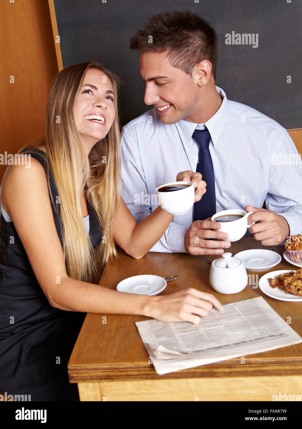 Happy business Coppia sorridente insieme in una caffetteria Foto Stock