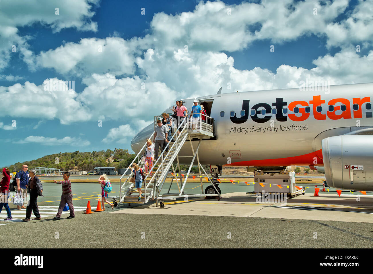Passeggeri sbarcare un Jetstar Airbus A320 sulla Hamilton Island, l'unica isola sulla Grande Barriera Corallina con il suo aeroporto. Foto Stock