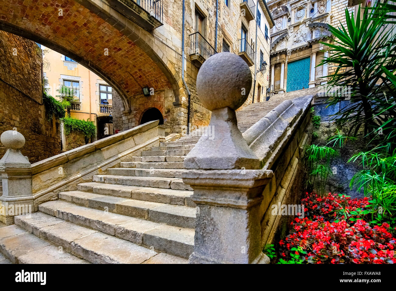 Storica scalinata di pietra per le strade della città di Girona, Cataluña, Girona, Catalogna, Spagna Foto Stock