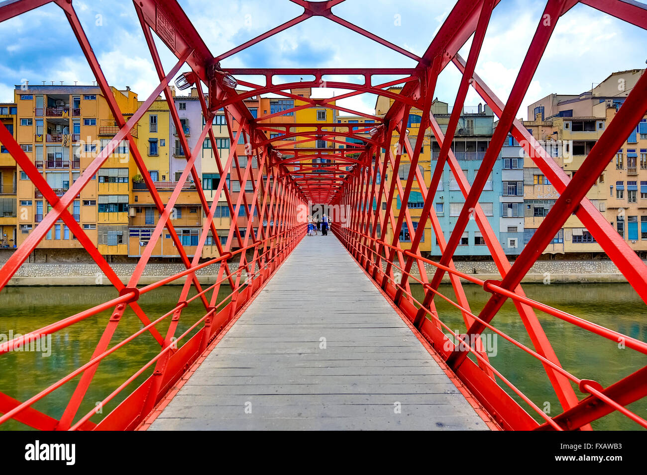 Red ponte sopra il fiume Onyar costruito dalla società di Eiffel, la struttura a reticolo, travatura reticolare, Girona, Catalogna, Girona, Catalogna, Foto Stock