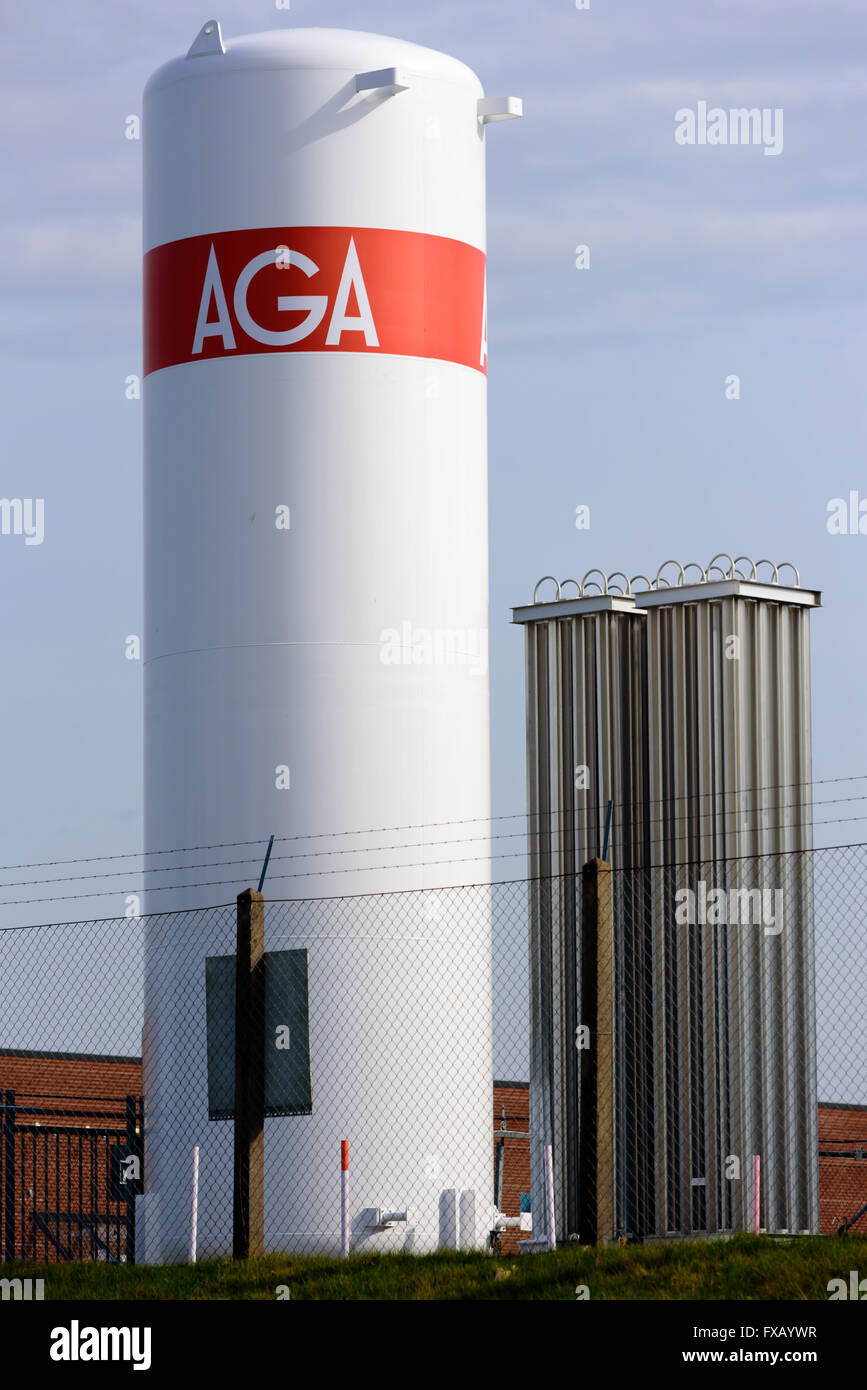 Ronneby, Svezia - Aprile 3, 2016: Industrial gas in bulk unità di storage con AGA logo sul lato. Un elemento di raffreddamento accanto al serbatoio e al netto Foto Stock